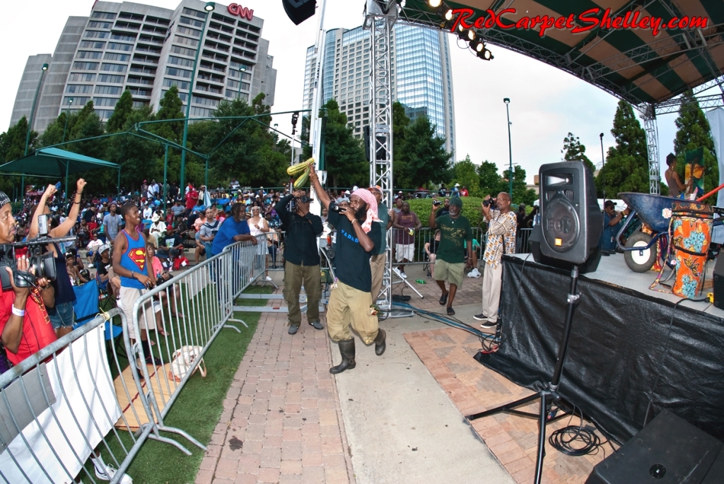 Ras Kofi works the crowd!