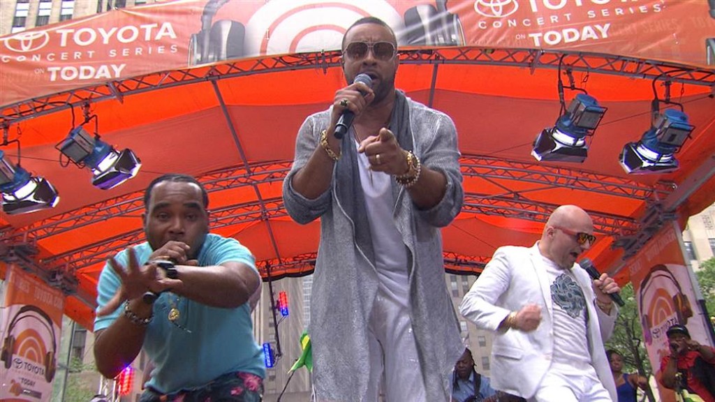 Shaggy Rocks the Crowd at New York City's Rockefeller Plaza